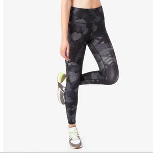 TEREZ New York Charcoal Camo Stripe Hi-Shine Leggings Size Medium EUC